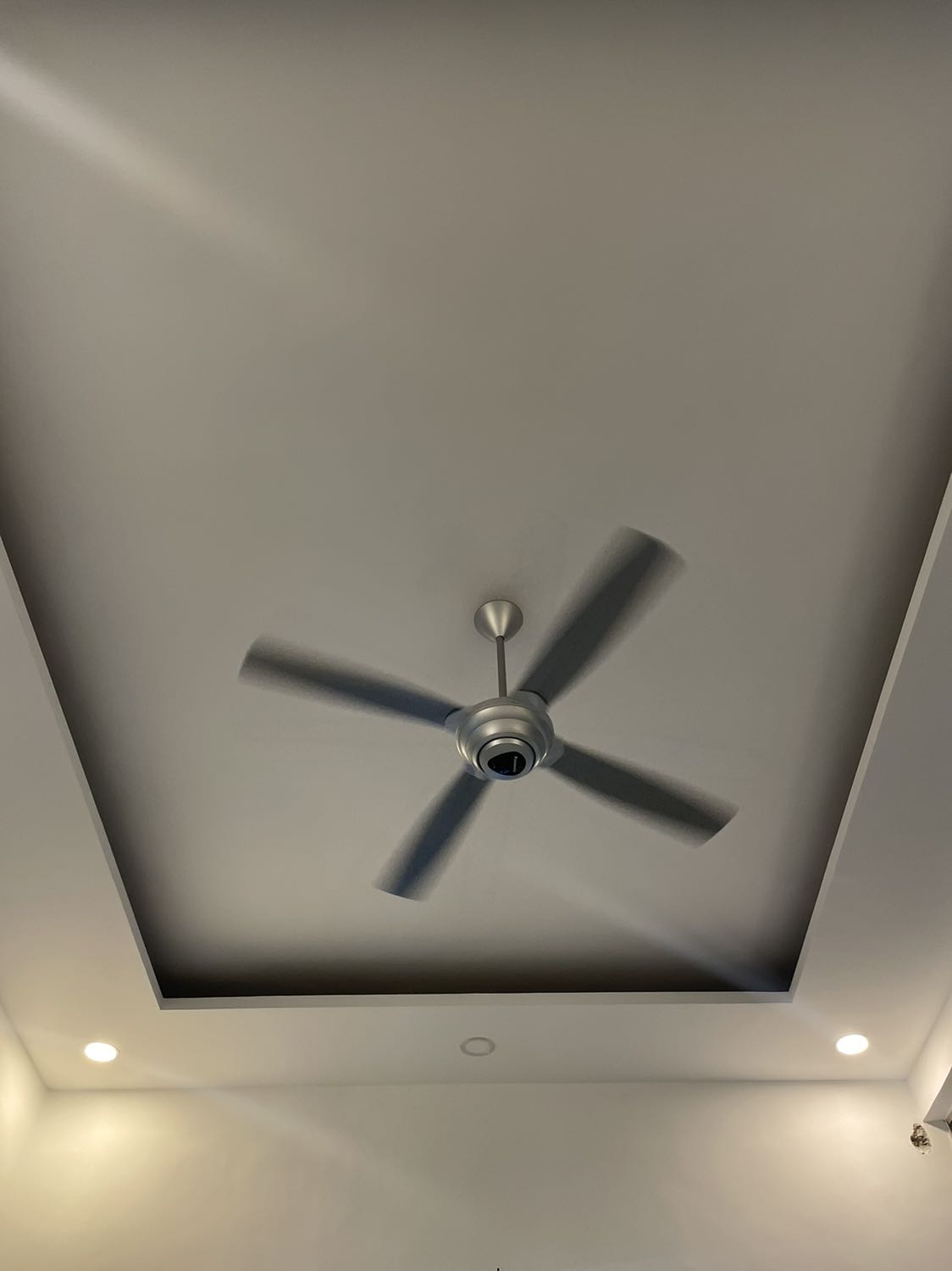 Quạt đẹp, chạy êm, phù hợp phòng khách & phòng ngủ.