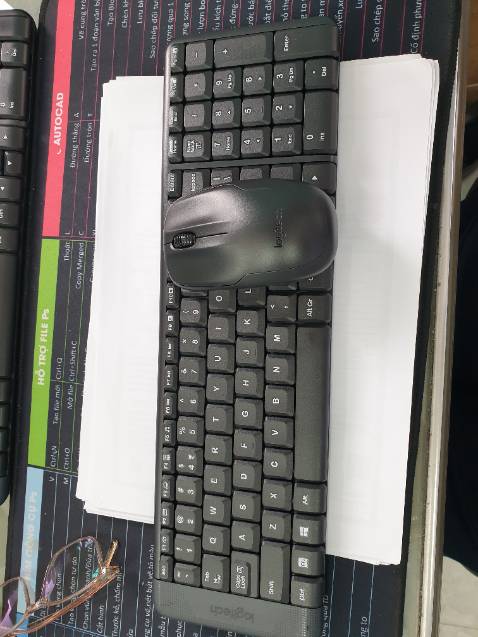 Em đã nhận được hàng cảm ơn shop nhiều nha. Hàng giao nhanh đóng gói cẩn thận và sản phẩm giống hình.
Tại cơ quan đã có 1 bạn giống vậy rồi nhưng thích quá nên tậu 1 bạn mang về nhà.
Bàn phím đánh cực êm thích hợp cho những ai hay làm việc đêm nhưng sợ đánh thức cả nhà như em.