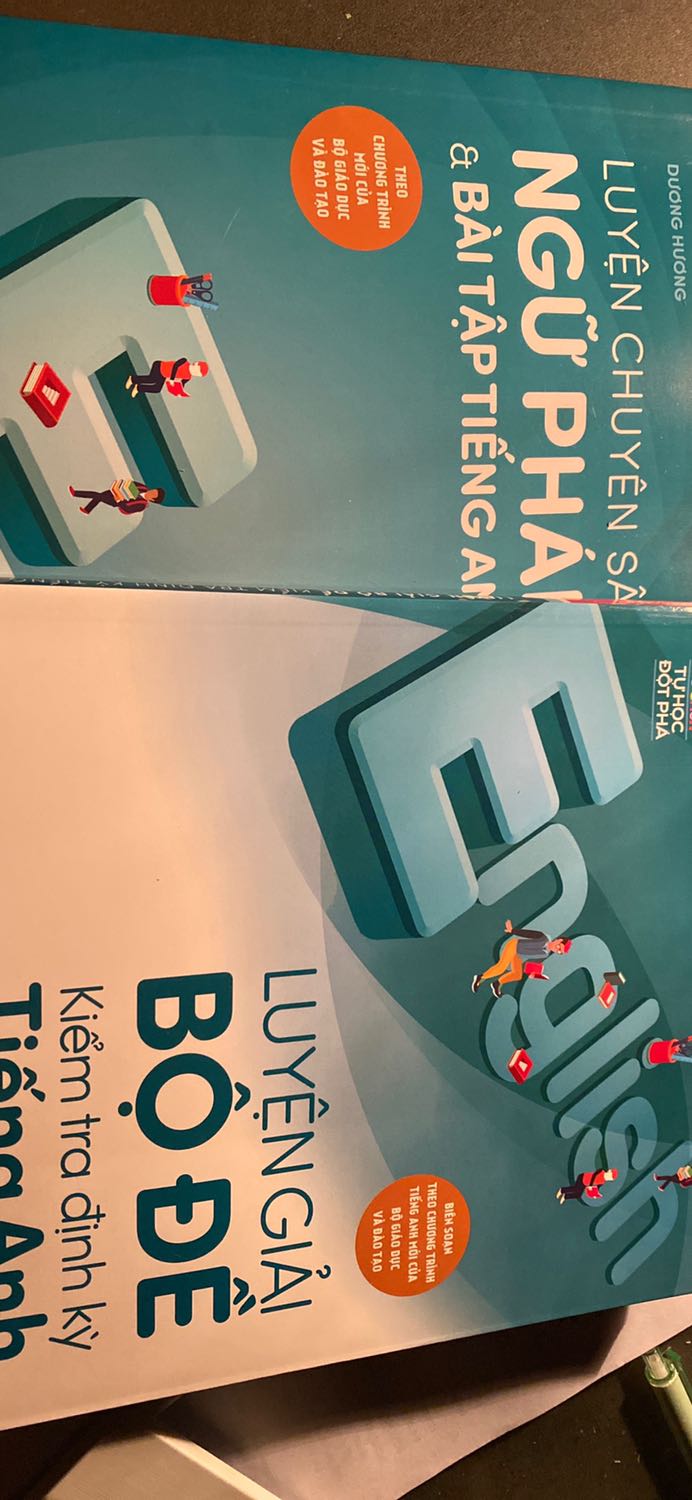 Sách đẹp và khổ to như A4. Được discount nữa nên giá 2 quyển chỉ cao hơn giá 1 quyển có chút xíu :))) Đáng mua lắm ạ. Sách cũng thơm nữa :333