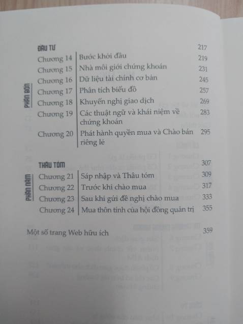 Quyển sách là cẩm nang giới thiệu tổng quan nhất về thị trường chứng khoán dành cho mọi người để tham khảo trước khi tham gia như: Sự hình thành thị trường, các thuật ngữ liên quan, những lời khuyên để đánh giá cổ phiếu của một công ty. Về hình thức thì bìa rất đẹp, trình bày rất rõ ràng và dễ hiểu.