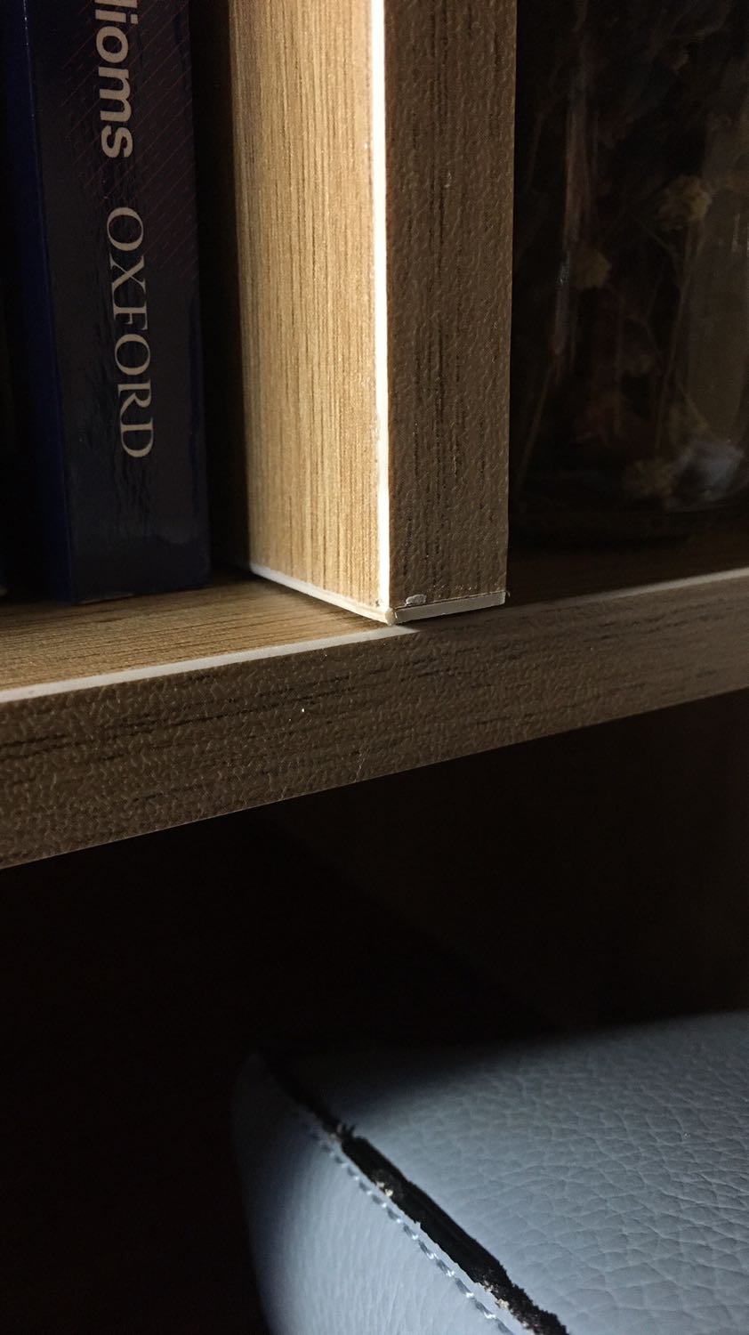 Màu đẹp, miếng gỗ chắc chắn, lắp ráp dễ dàng. Hình mình chụp có một số lỗi gia công nhỏ, miếng gỗ lắp vô có hơi không khớp nhưng không ảnh hưởng gì nhiều. Với mình chất lượng sản phẩm như vậy là hợp với mức giá rồi.