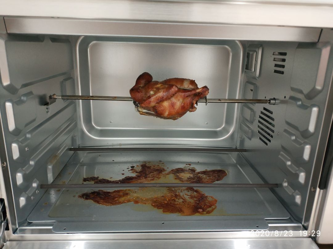 Tiki đóng gói cẩn thận.Máy đẹp, hợp với bếp. Khi nhận máy thì thanh cầm bị méo nhưng không ảnh hưởng nhiều lắm. Chỉ có 1 điều là lần đầu tiên sử dụng mình đã tắt bếp lấy đồ ăn ra (cửa đang mở) mà quay đi quay lại 1 lúc sau thấy đèn lò sáng và lò đàn chạy. Hết cả hồn. Không biết có nên đổi trả không. Mình khai trương bằng món bồ câu quay. Con chim bằng nắm tay  quay hết tầm 30"