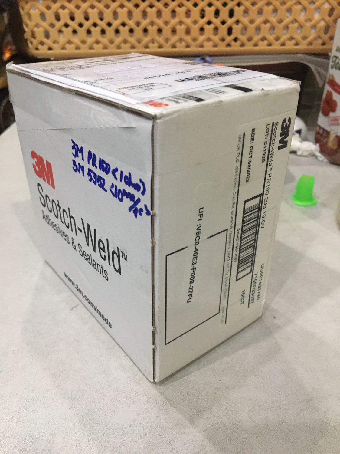 Sản phẩm được đóng hộp 3M đúng mã. Keo dán giầy thể thao rất chắc, thẩm mỹ, ko bị cứng phần vải sát đế giầy. Keo cũng bốc hơi cay mắt như keo 502 nhưng dẻo và ko nóng. Đã dùng tới chai thứ 2.