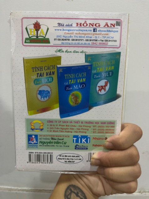 Sách được giao nhanh và bao bọc kĩ càng… Chất lượng giấy ổn và mực in đều… Nội dung thì đúng là những gì mình cần cho việc tính Can Chi tuổi Hợi này nên cảm thấy rất hài lòng với sản phẩm trên…