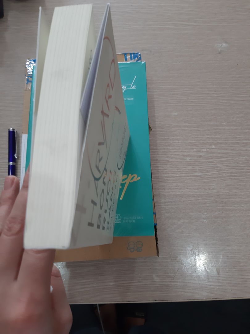 Hôm nay mình nhận được sách . Cuốn sách mình chờ đơi rất lâu mới đặt. Cảm giác hào hứng mong chờ. Nhưng không, khi mình nhận đc sách một cản giác thất vọng tràn chề. sách nhìn cũ , bẩn như có người đã sử dụng qua rồi. Nếu không phải vì đơn đi cùng nhiều sách khác thì mình đã trả lại rồi. Sách mới chứ có phải mua sách cũ đâu. Nhưng mình cũng không thể không khen chế độ vận chuyển của tiki. Phải nói là rất nhanh.  Tiki chú ý hơn về vấn đề này. Mong rằng những trải nghiệm tiếp theo tại tiki được hoàn hảo hơn. Do ánh sáng nên không nhìn rõ vết bẩn.