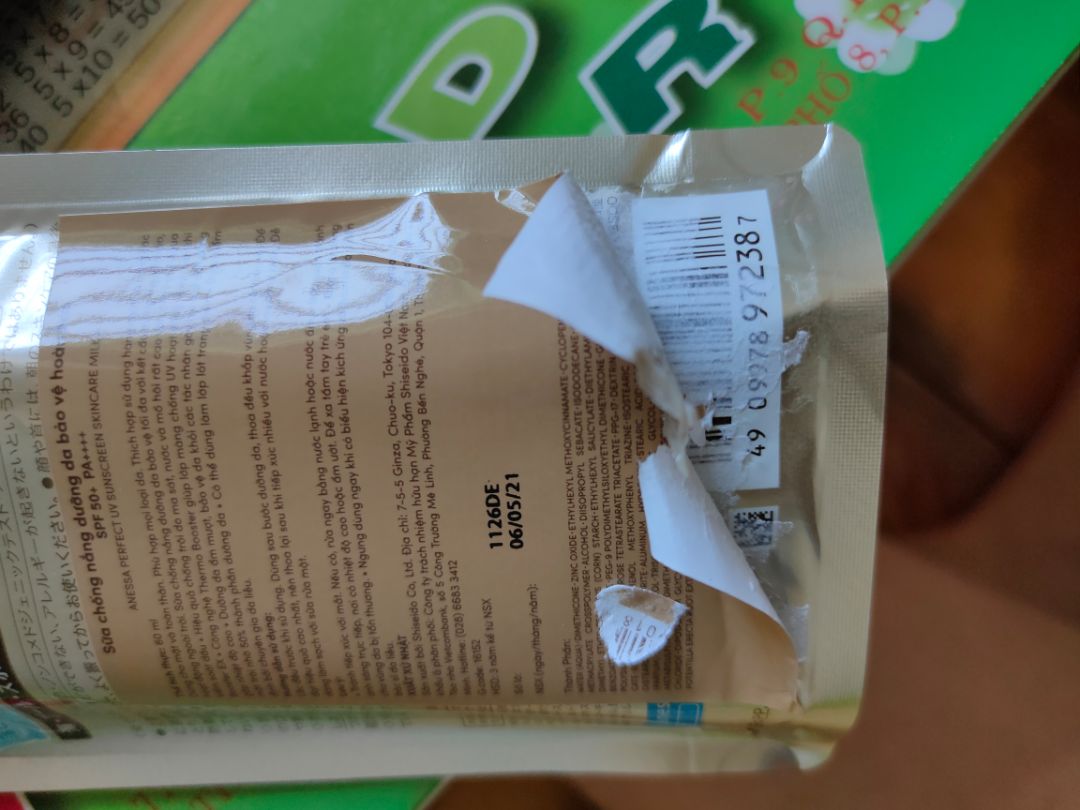 [CẢM GIÁC NHƯ MUA PHẢI HÀNG FAKE] Shop mall mà sao kỳ thế nhỉ, mong shop cho một lời giải thích hợp lý về sự khác nhau giữa 2 mã vạch trong cùng 1 bao bì