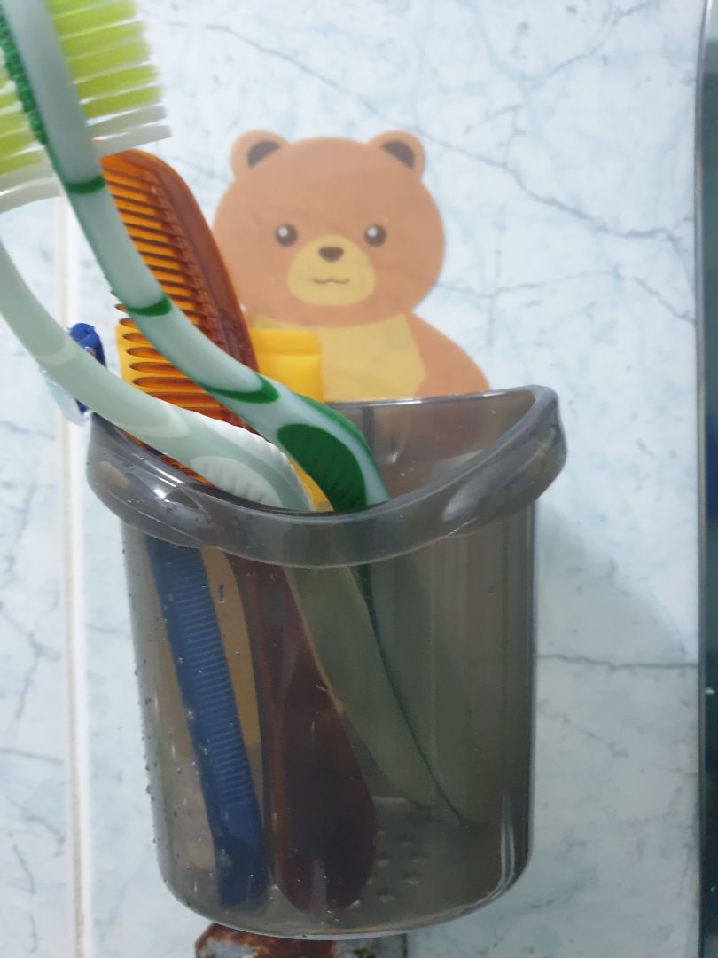 Cốc dán chắc chắn lắm, cứ sợ dễ bong nhưng lau khô bề mặt rồi dán đều, tránh bọt khí là được, gọn gàng và tiện lợi vô cùng, rất nên mua.