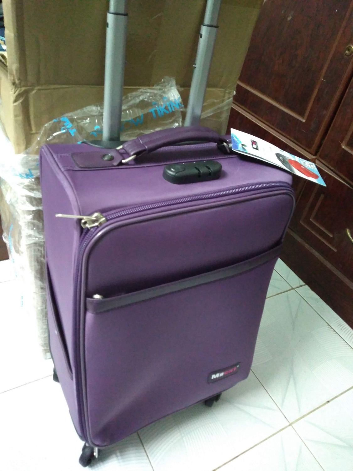 Đặt 1 bộ nhưng chỉ giao mỗi vali. Bánh xe nhỏ và tay cầm yếu. Thất vọng shop!.