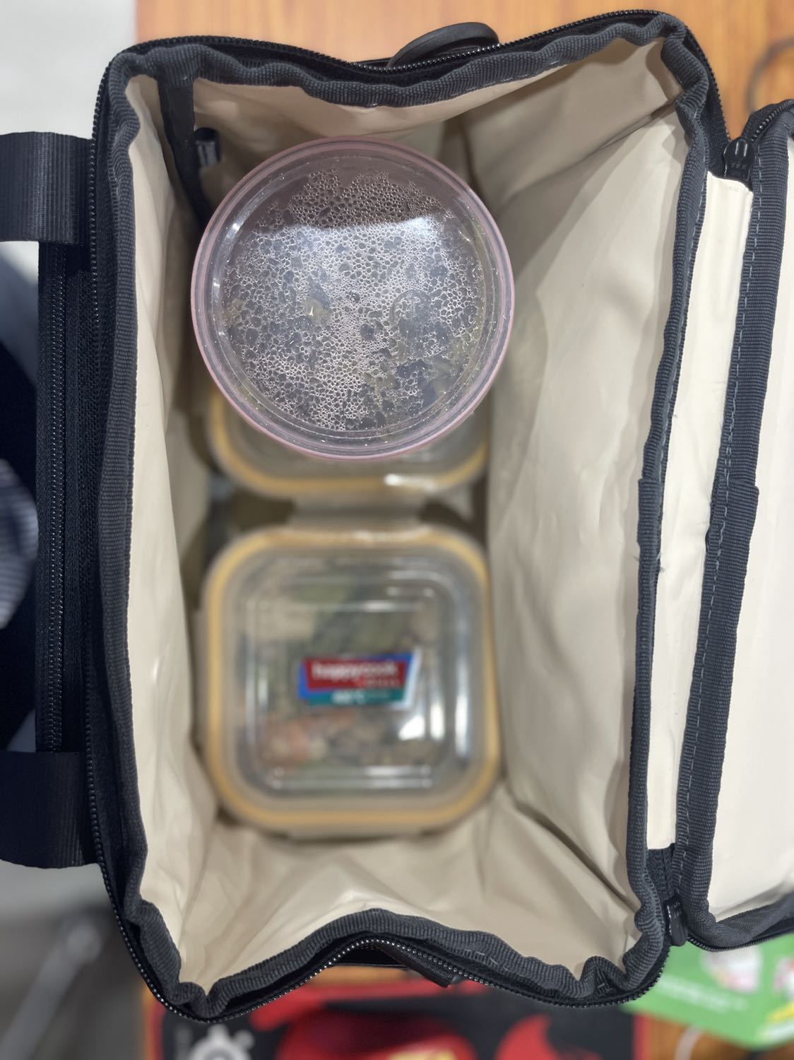 Chất lượng, hoàn thiện tốt rất ưng ý, tưởng đâu túi đựng máy ảnh du lịch :)), nhưng size to này phù hợp cho mang đồ ăn đi dã ngoại cho gia đình 3-4 người phù hợp hơn, với những bộ combo 03 hộp thuỷ tinh chữ nhật mang cơm vp thì nên optimize thêm kích thước =1/2 hoặc 2/3 size này thì phù hợp.