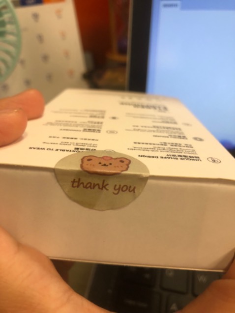 Mình chọn giao hàng nhanh shipper rất dễ thương bạn thấy chưa kịp thời gian quy định hệ thống thì đã chủ động gọi mình chờ
Về shop thì shop rất chu đáo và tư vấn nhiệt tình
Sản phâm mình dùng đến hôm nay mới feedback:
Cảm nhận là đẹp nhỏ gọn dễ thương
Tai nghe vừa khít tai
Bass nghe ấm
Đi đường nghe rõ âm thanh 
Pin lâu nha mình dùng tới giờ chưa sạc lại (mỗi lần dùng là 1-2h)
Kết nối đt hay laptop đều nhận nhanh

Cảm nhận chung là đáng tiền