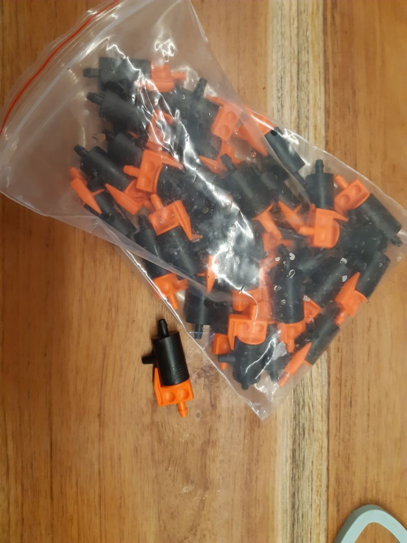 Chất. Đáng tiền. Không cần mua bộ hẹn giờ tưới .Điều chỉnh đúng lượng nước mong muốn.  Tiếc là shop không bán các phụ kiện làm vườn khác như dây tưới 4mm, *** nối nhanh 4mm,