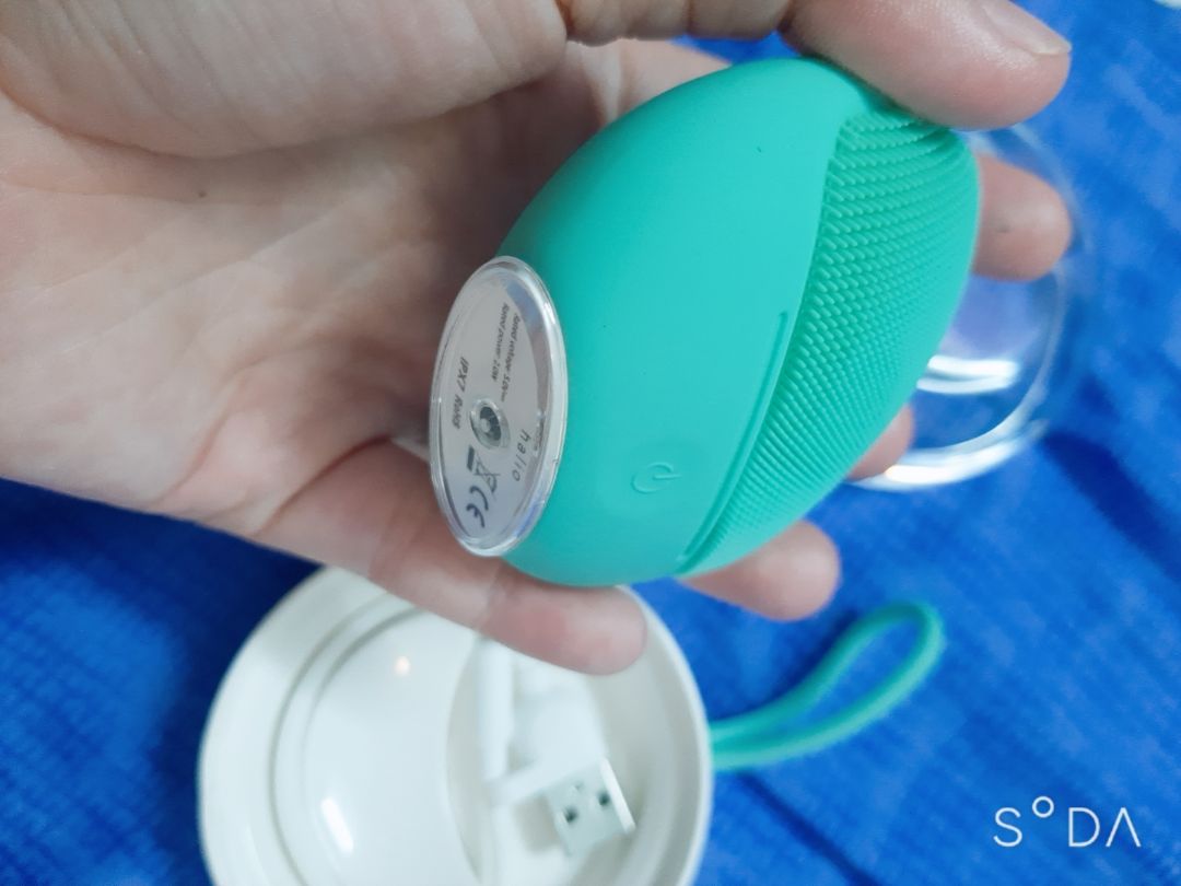 Giao nhanh. Đóng gói cẩn thận. Máy xinh xinh, nhỏ gọn cầm vừa lòng bàn tay. Màu xanh mình rất thích. Có sách hướng dẫn khá chi tiết. Tặng kèm 3 gói mask. Trưa nhận tối *** thử ngay thì thấy máy chạy tốt, 3 cấp độ rung vừa vặn da nhạy cảm, lông mềm rất thích. Sau khi sd thấy da sạch sáng, không đau rát hay có biểu hiện lạ. Mong thời gian dài sd sẽ giúp da mình cải thiện tình trạng da mụn, sần sần do da dơ sau khi ra ngoài về.