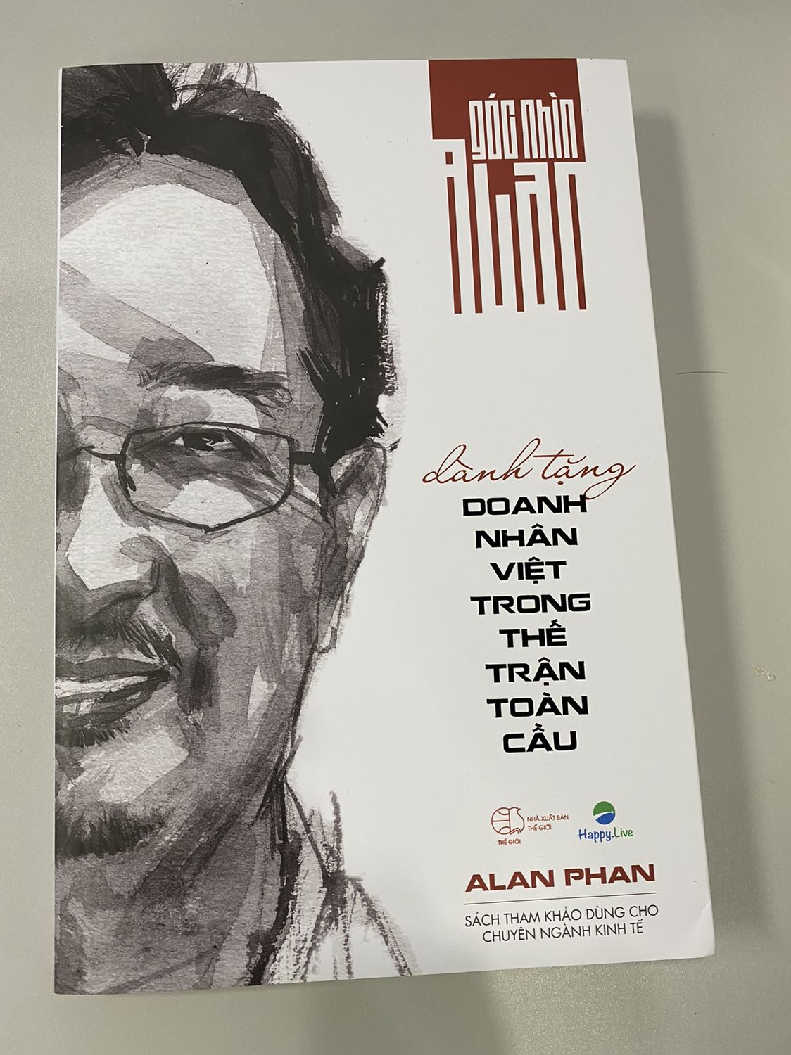 Nội dung hay, bổ ích từ một Việt kiều tâm huyết với đất nước. Sách in trên loại giấy nhẹ nên mặc dù khá dày nhưng cầm đọc không có cảm giác khó chịu.