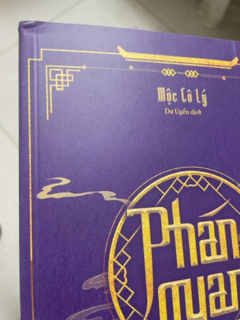 Sách bản đặc biệt nhưng gói hành rất sơ sài. Bao nhiêu là thứ mà chỉ có 1 lớp chống sốc quấn 2 vòng làm móp hết cả sách, stander thì bị xước mất 2 lỗ. Lần đầu tiên mua sách và cũng là lần cuối cùng.