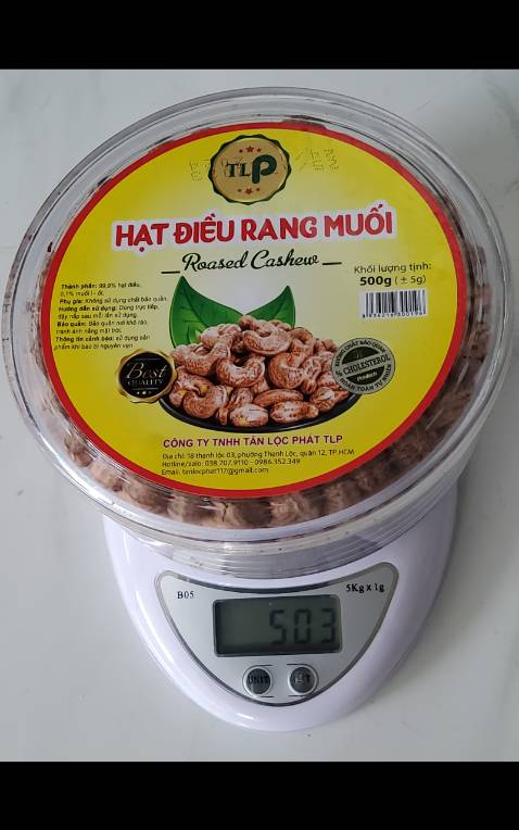 Công ty này đã *** lọc khách hàng một cách trắng trợn trong suốt thời gian qua. Một điều lạ là không một ai phàn nàn, vạch mặt chiêu trò *** bịp này. Mua 500g hạt điều, nhận được 300g !!! Trên hộp ghi rõ ràng là khối lượng tịnh 500g,  nhưng khi cân nguyên hộp thì chỉ nặng 503g.  Cân hộp không nặng 201g. Trả tiền cho 500g, nhận được 300g hạt điều và 200g cái hộp. Một mua không trở lại... không cho sao nào, nhưng đành phải bấm 1 sao  vì Tiki không cho gửi đánh giá .