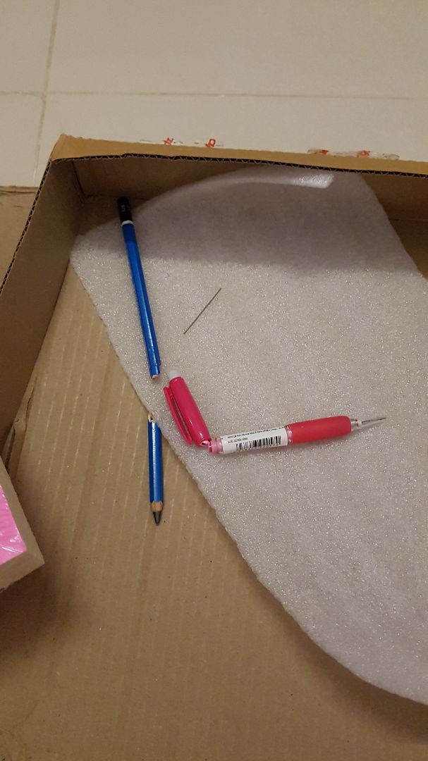 Bút giao tới mình bị gãy đôi, đóng gói sơ sài ko thèm cố định bút nên bị mấy cuốn sách trong hộp va đập. Hứa đổi hàng trong 7 ngày làm việc nhưng đã quá hạn ko thấy ai liên hệ. Thất vọng
edit: shop đã đổi lại bút mới cho mình dù có chậm trễ chút, mình sửa lại đánh giá 4sao, mong shop lần sau cẩn thận hơn trong khâu đóng gói nhé