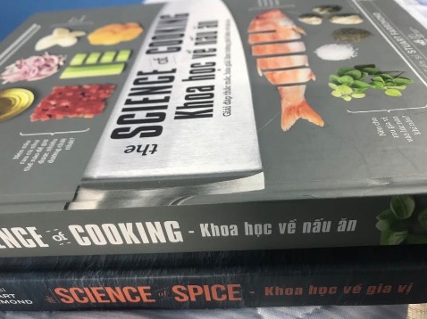 Tác giả mặc dù là tiến sĩ nhưng viết/ mổ xẻ về các loại gia vị/ nấu ăn bằng khoa học nhưng từ ngữ không quá hàn lâm ai cũng có thể đọc, combo 2 cuốn nên có nhoaaa.