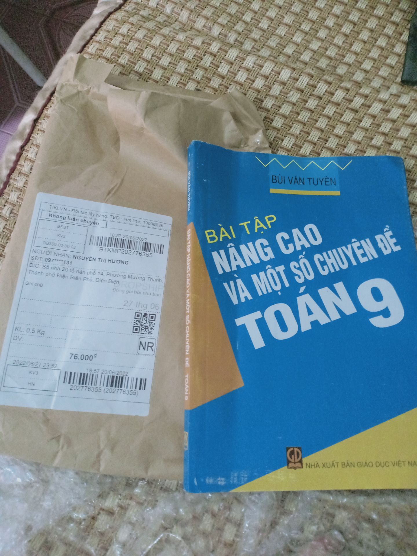 tôi đặt mua bộ sách tô màu cho bé vậy mà shop lại gửi cho tôi cuốn sách bài tập nâng cao toán lớp 9. không hiểu shop làm ăn kiểu gì luôn, chắc là chỉ muốn bán hàng cho khách một lần thôi phải không. Thất vọng quá.