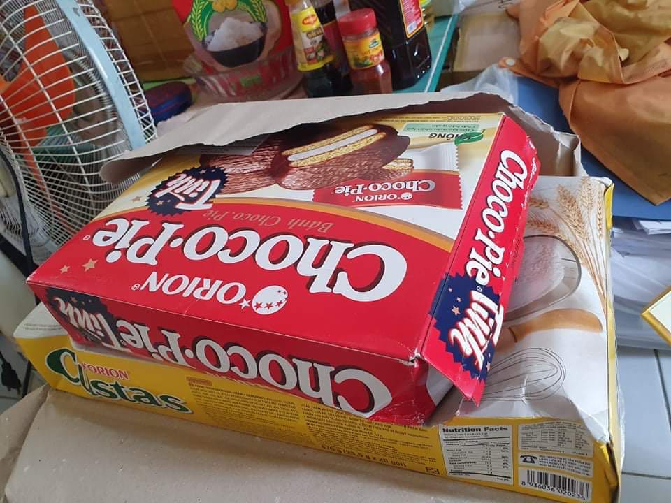 Bình thường mình chỉ đặt mua sách trên tiki. đây là lần đầu tiên đặt mua bánh kẹo để ăn/ biếu tết nhưng rất thất vọng về chất lượng giao hàng. đặt 2 hộp bánh nhưng ko đóng gói kỹ càng, về mở ra thấy bánh móp méo hết như hình, thậm chí bung cả nắp vỏ hộp bánh, ko hiểu như thế này thì đem biếu ai đc ?