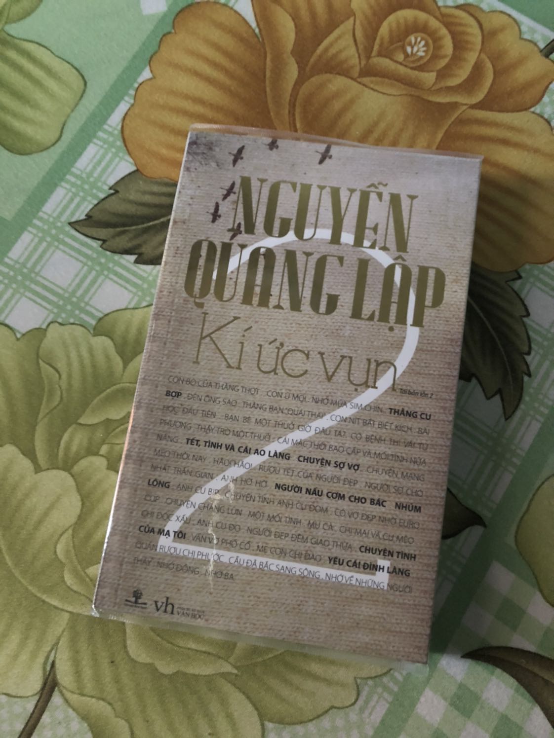 Ai đọc xong Ký ức vụn tập 1 chắc không thể bỏ qua tập 2 này. Nguyễn Quang Lập có lối viết cuốn hút người đọc ngay dòng đầu tiên. Sách in đẹp. Tiki và Best chuyển khá nhanh. Rất hài lòng!