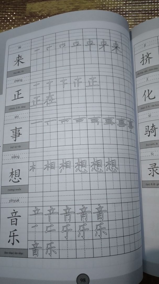 Okla lắm mn ạ.Lúc mk mua thì MCBooks sale 40%. Có mã QR để quét nhận file nghe và video học cùng nữa. Book mark thì cute phô mai que
Mà hơi ngoài lề xíu là lúc nhận hàng thấy cái hộp nó kì kì, mở ra ms biết là MCBook đóng gói ngược. Sao mk thấy cái lỗi này nó đáng iu ghê?