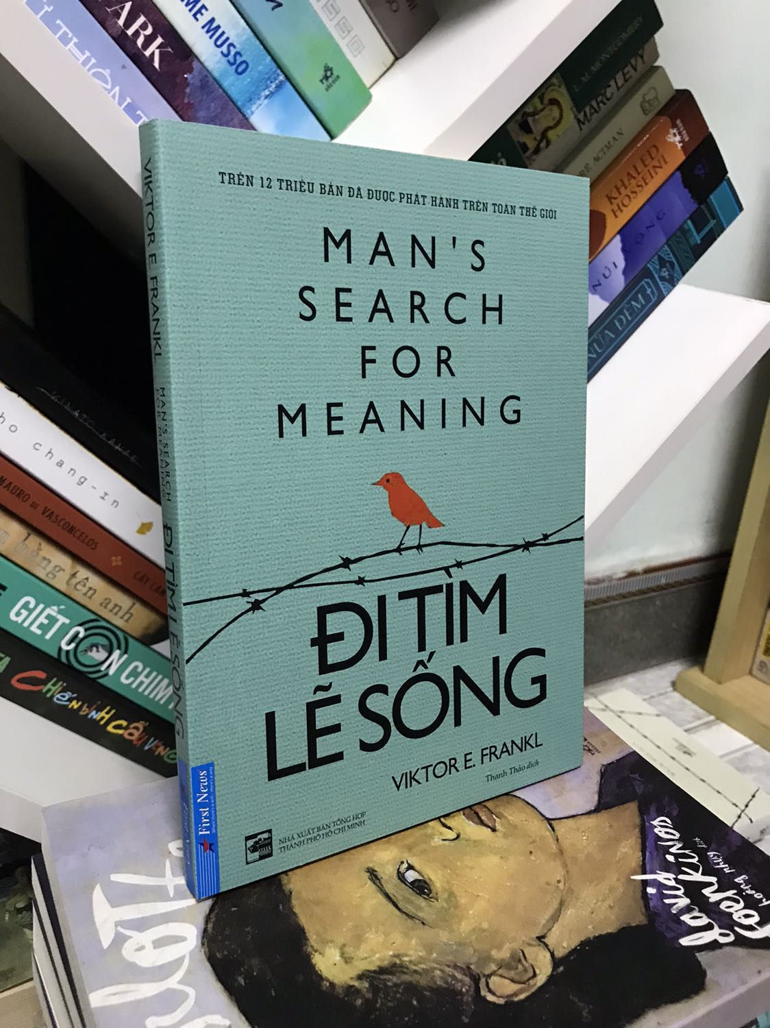 Một cuóin sách kinh điển nữa về đề tài diệt chủng Do Thái. Một cuốn sách được ví von như thần dược để nâng đỡ tinh thần con người khi đối mặt với cảm giác tuyệt vọng vì mất đi tất cả. 

Ý nghĩa của cuộc sống có thể tìm thấy trong mọi khoảnh khắc; cuộc sống không bao giờ mất hết ý nghĩa, ngay cả khi phải chịu đau đớn và cái chết.