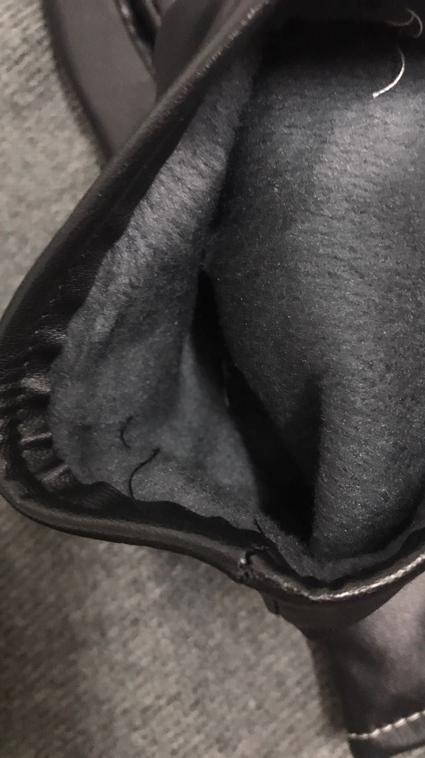 Mình thấy sản phẩm khá là ok. Da mềm mại có lớp lót trong tạo cảm giác thoải mái. Da có độ co giãn tốt. Trước mình cũng dùng găng tay da rồi cơ mà chưa thấy đôi nào ưng ý như đôi này. Đẹp vừa tay nữa. Găng tay tốt cảm ơn shop.