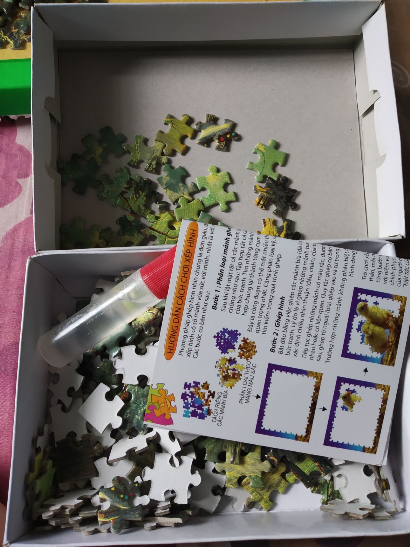 giao hàng nhanh, chất liệu bìa cứng, chi tiết hơi nhỏ được tặng kèm chai hồ,