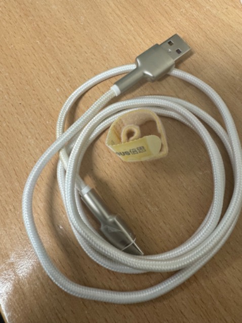 Dây mới nhận đã ố vàng vàng là mình nghi rồi, cắm vào ko sạc được luôn. Chắc ko phải do Baseus đâu ha, vì mấy dây trước mua đều ổn.