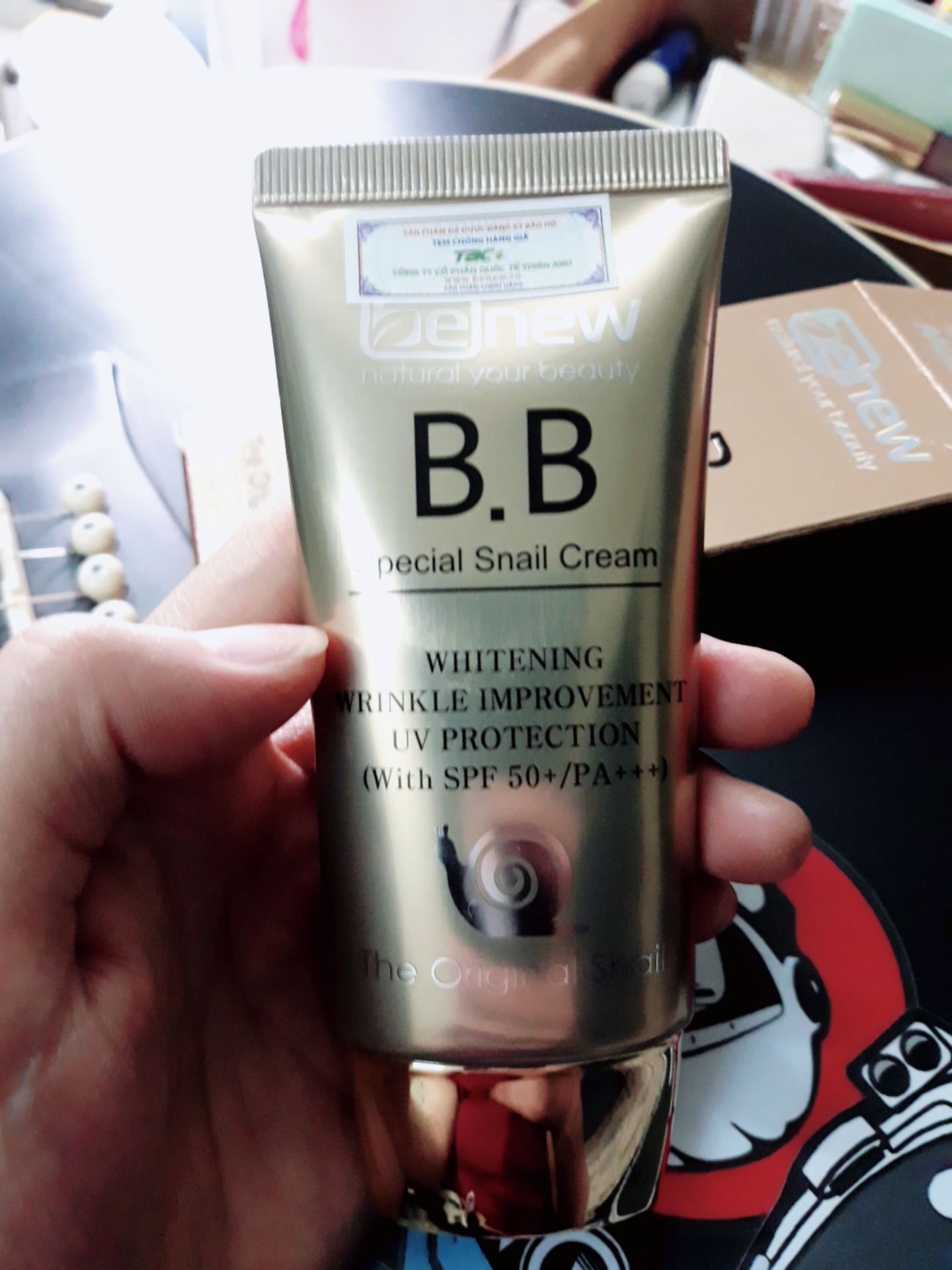 Mình dùng thử thấy mùi rất dễ chịu, dùng cho da ít khuyết điểm khá phù hợp vì khả năng che ohur không cao. Có dưỡng ẩm nữa nên dùng không bị khô và mốc. Trịu likeeee