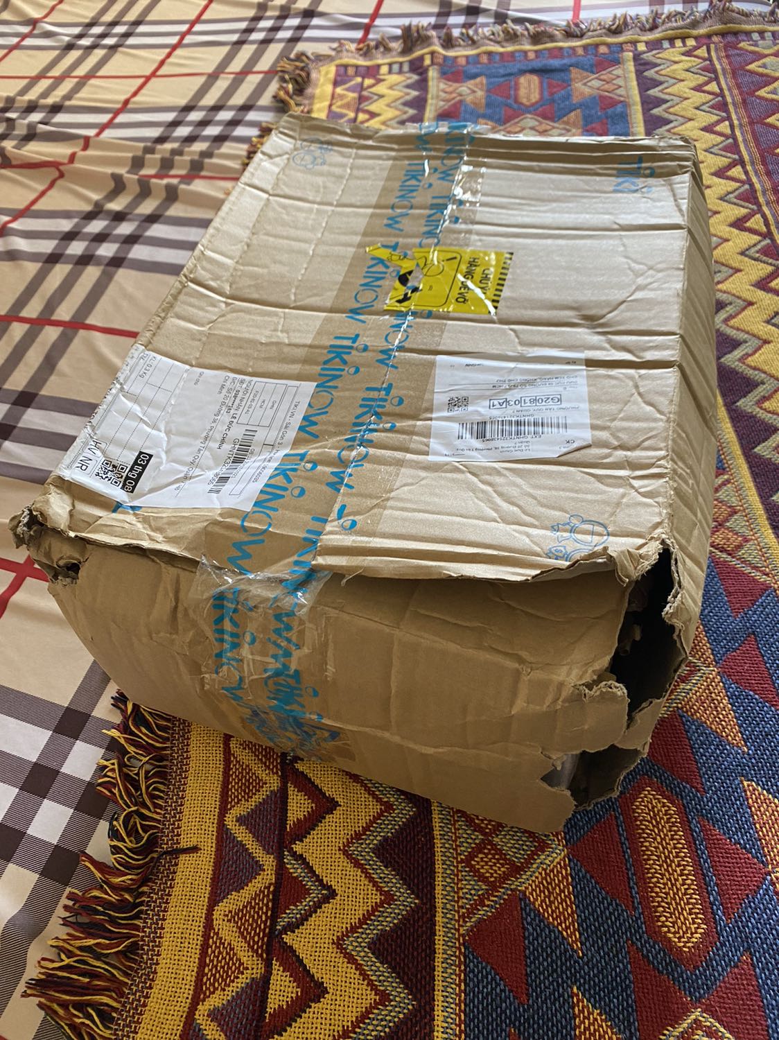 Máy móc ok nhưng Giao Hàng Nhanh ship hàng tới mà thùng rách tan nát dù dán nhãn là hàng dễ vỡ - may là hộp máy chỉ móp nhẹ và máy bên trong ko sao. Máy chưa dùng nhiều nên cũng chưa biết như thế nào nên chưa đánh giá về chất lượng hàng, nhưng khâu giao hàng thì tệ