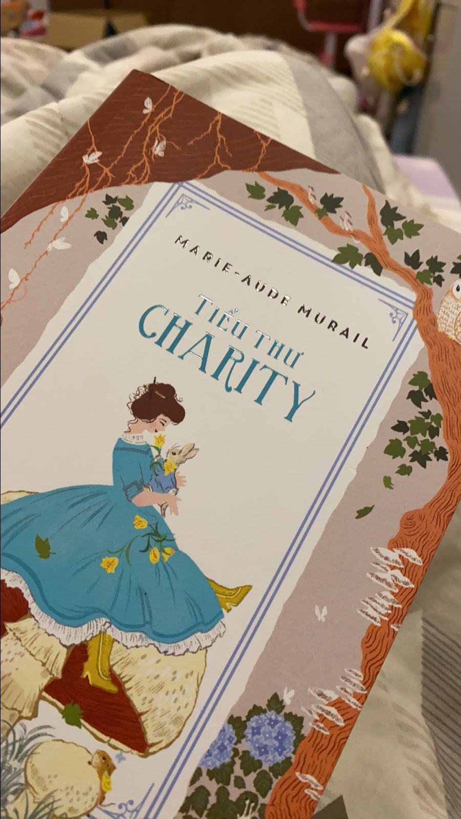 Charity là một bé gái sôi nổi và đầy hiếu kỳ, lúc nào cũng tò mò muốn khám phá thế giới, dành tình yêu thương nồng nhiệt cho mọi tạo vật, đặc biệt là những con vật nhỏ bé. Và thế là, giữa giới thượng lưu nước Anh những năm 1880, nơi các bé gái phải tuân thủ những luật lệ nghiêm ngặt, phải rèn luyện để giỏi cầm kỳ thi họa và cư xử theo đúng phép tắc, Charity giống như một ngoại lệ đầy thú vị, một bé gái độc đáo quyết tâm nuôi dưỡng đam mê của riêng mình, để rồi gặt hái thành công chính từ niềm đam mê ấy.