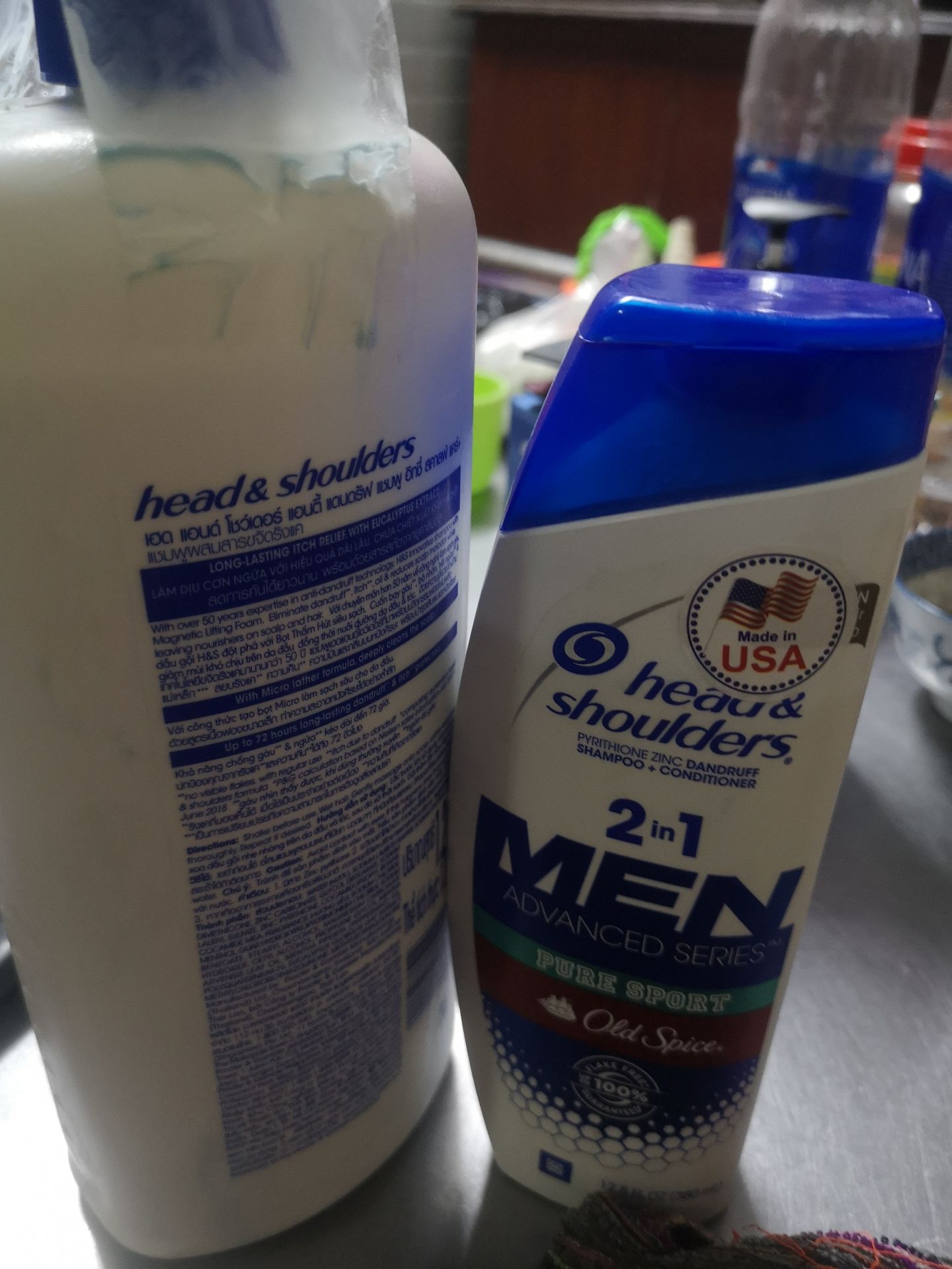 sản phẩm tặng kèm bị chảy ra , làm ướt cả hộp bên trong , mong shop lần sau đóng gói kỹ hơn