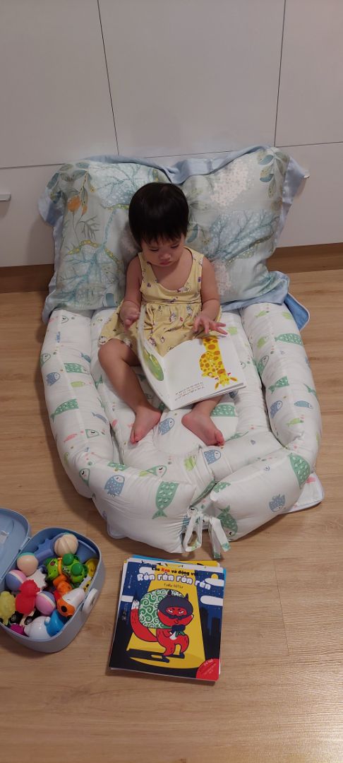 Sách quá đẹp, màu sắc rõ nét dc in trên giấy bìa cứng láng bóng,  nội dung của ehon thì đơn giản nên bé 18 tháng rất thích. Mua sale nên dc giá tốt từ tiki trading.