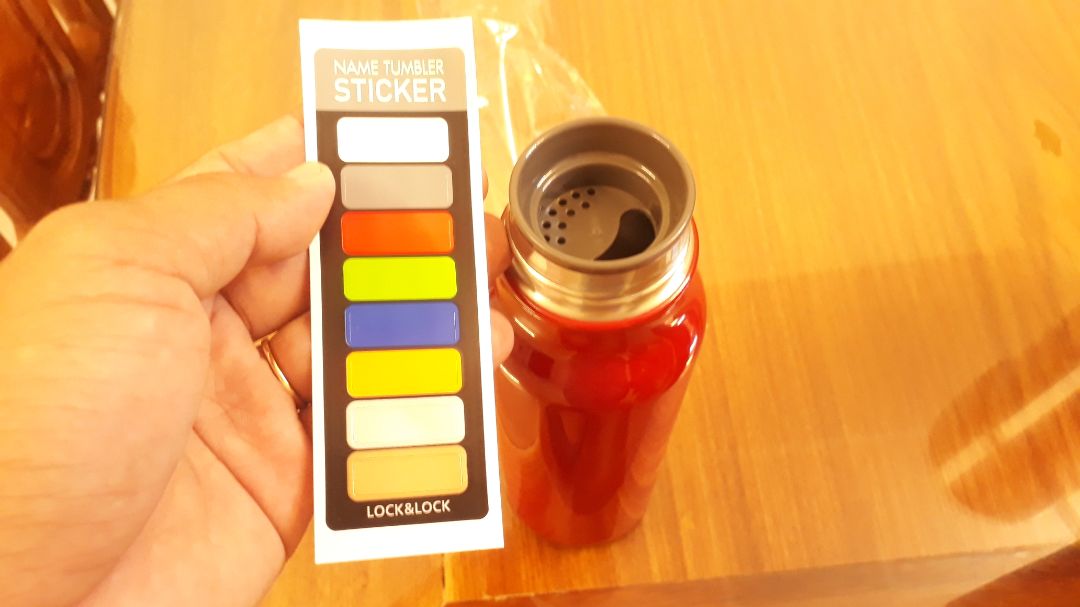 Mình đặt hàng và nhận hàng rất nhanh, có 2 ngày nhận được, bình rất đẹp, dưới đáy có đế cao su nên để trên bàn nghe rất êm, ko tạo tiếng động, và giữ ko cho trợt . còn về mùi nhựa thì chỉ xó nắp có mùi nhẹ tí, nhựa phải hôi nhựa thôi nên thấy bình thường, mình ngâm nước ấm tí là hết