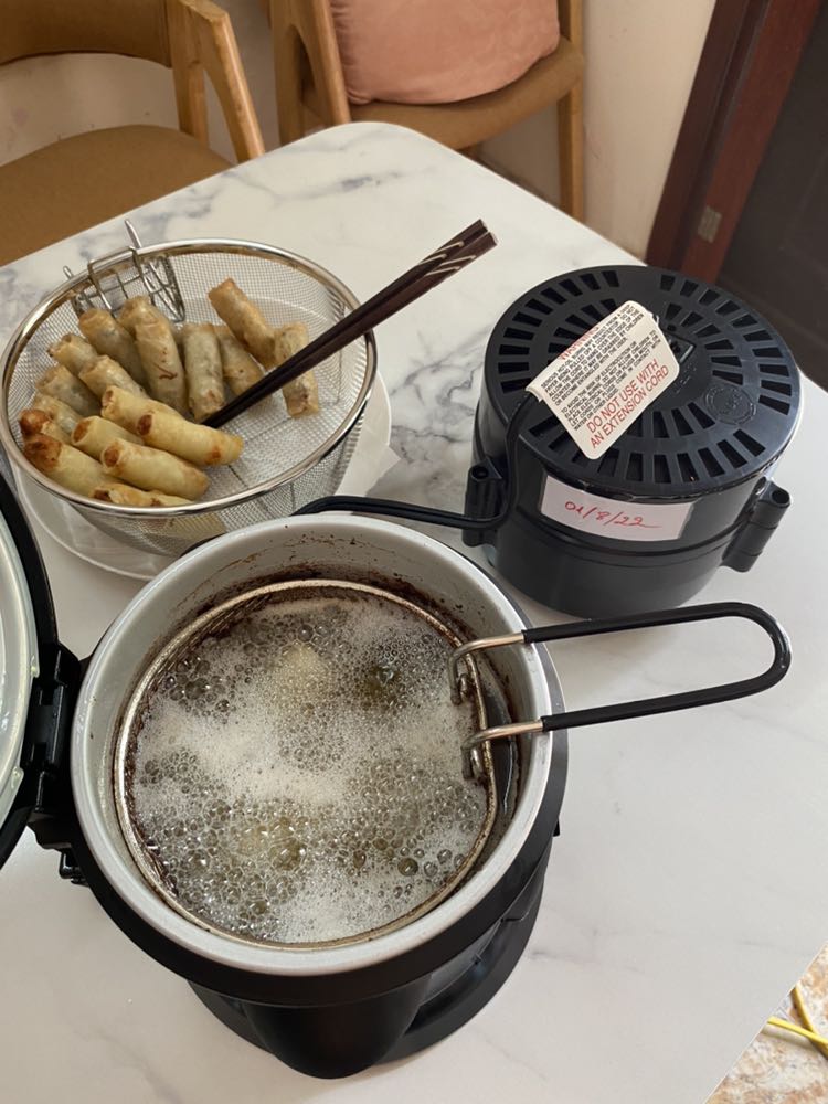 Nhỏ nhưng nặng. Xài cho máy xay hàng USA 120v ngon lành. Có cả đầu ra 100v cho hàng Japan. Giá rất hợp lý. Hôm nay xài cho cái nồi chiên ngập dầu hàng Mỹ rất tốt.