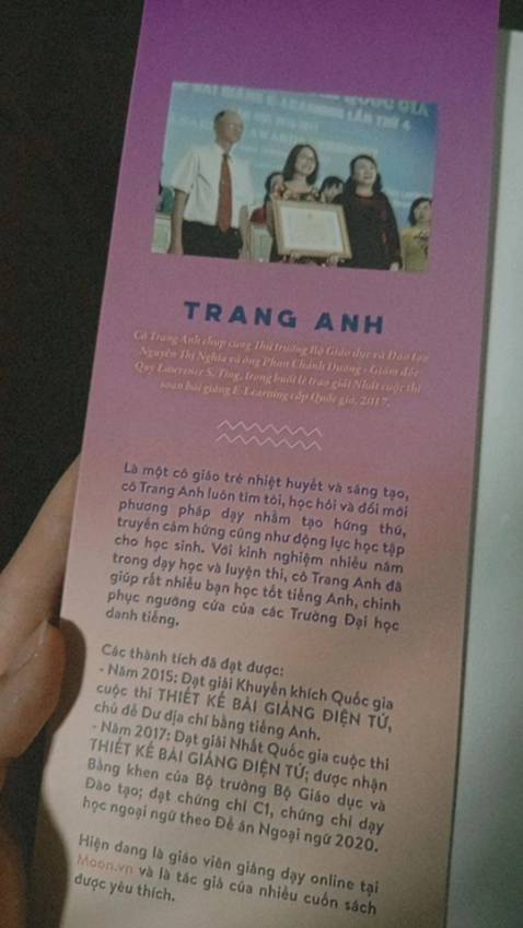 Ai đang đắn đo có nên mua không thì mua đi nhé .Sách rất okela luôn ạ. Đóng gói chỉ có một thùng giấy bên ngoài và giấy kiến bọc sách bên trong nhưng sách về vẫn rất chắc chắn. Nội dung bên trong sách rất rõ ràng, có kèm bài tập trắc nghiệm và đáp án phía sau. Nhận sách muốn sang chấn tâm lí vì nó quá dày mọi người ạ 😹 Tóm lại là nên mua nhé 🥺