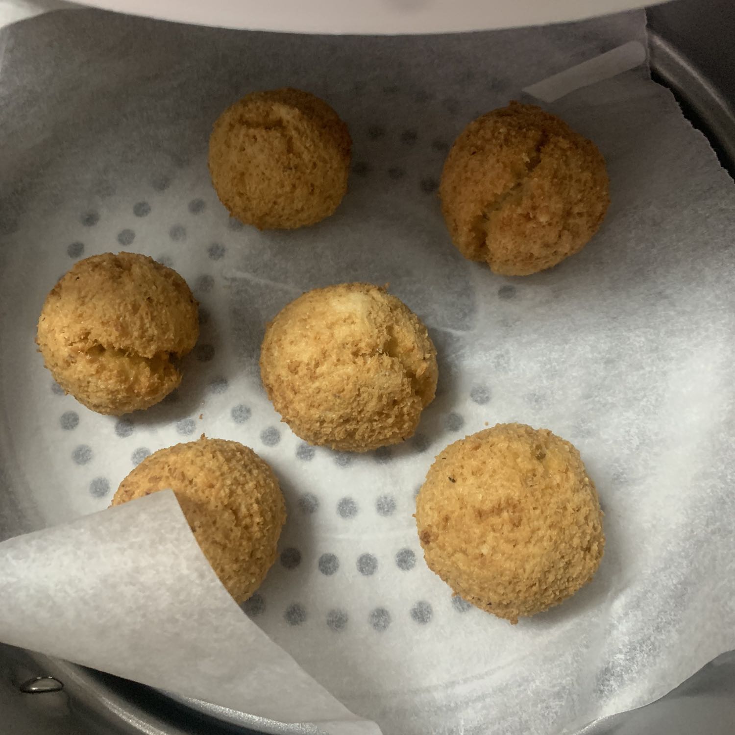 Giao hàng nhanh, tuy hộp có hơi rách. Chất giấy cũng được chứ không mỏng, nó là 1 cuộn giấy không phải loại cắt sẵn nha, dùng bao nhiêu thì mình xé ra hay cắt ra cũng được rồi bỏ lại trong hộp. Mình vừa dùng để nướng bánh bằng cả hai lò khác nhau. Không bị rách dù khuôn mình hơi bén ở góc, không dính bánh. Đánh giá 5 sao cho shop vì hàng chất lượng, giá thành rẻ.