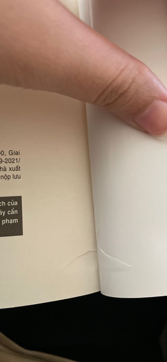 Gáy thì gập còn rách cả bìa . Liên lạc đổi trả thì ko thấy ai trả lời. Mà đặt cả tháng mới đến nơi