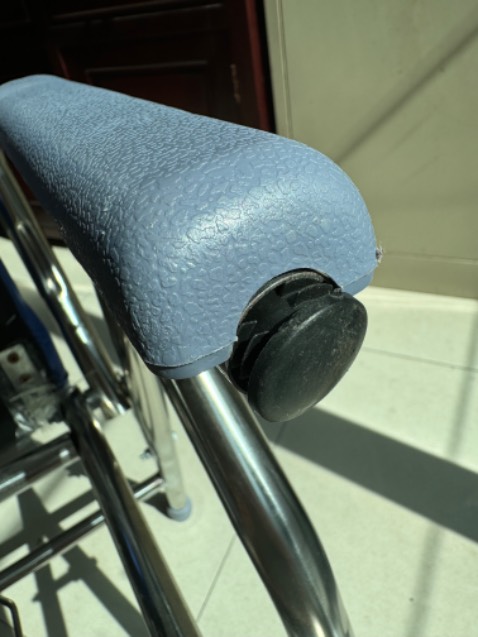 Chất lượng quá tệ. Đệm và da rởm. Khung inox không nhẵn, sắp rỉ. Bô nhựa rất mỏng.