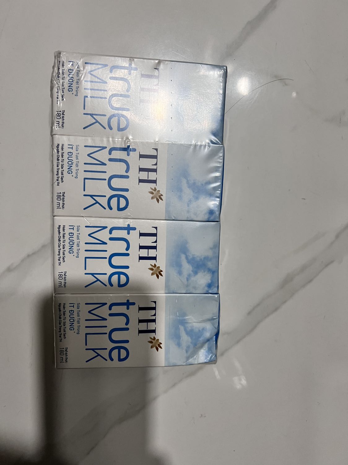 Sản phẩm mua lúc giá còn mềm, hàng giao trong ngày, giao siêu nhanh luôn, đóng gói cẩn thận, nguyên vẹn cả thùng bên ngoài lẫn bên trong, date sản phẩm mới và còn rất xa. Cảm ơn tiki và shop !