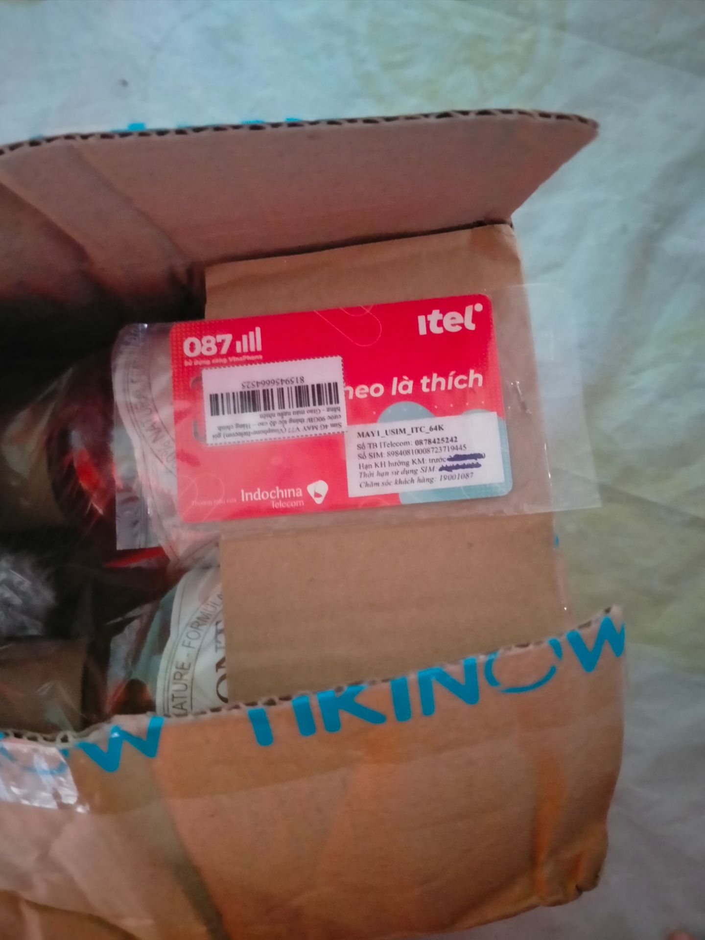 vừa mở ra thẻ nằm ngay mép hộp luôn hên là k bị rơi ra ngoài chứ k biết đường nào mà khiếu nại. cho một sao về khâu đóng gói, quá ẩu. còn lại thì oke nên vẫn cho shop 5 sao.