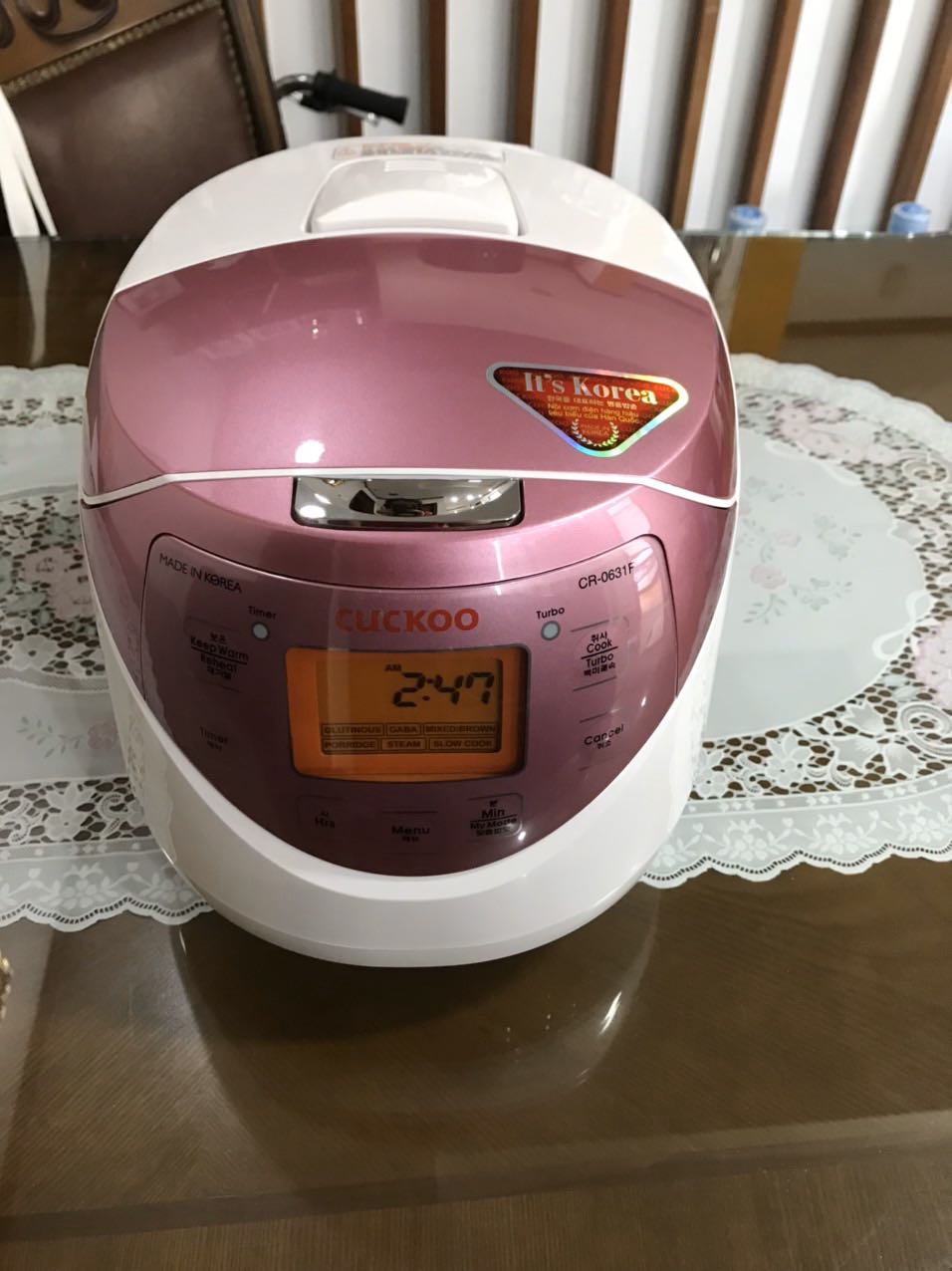 Đẹp, chất liệu sản phẩm chất lượng cao. Nồi gang dày, cầm đã tay.
Nhiều chức năng, mà nếu vất cuốn sổ HDSD đi thì thua á (tức là có những chức năng để xài được nó cũng nhiều bước lắm). Cơ mà nấu cơm thì đơn giản thôi. 5 sao cho 1 nồi cơm Made in Korea. Còn nói cơm nấu ra ngon hay ko thì tuỳ gạo các bạn xài, chứ vd xài gạo nở thì nồi nào nấu ngon nổi.