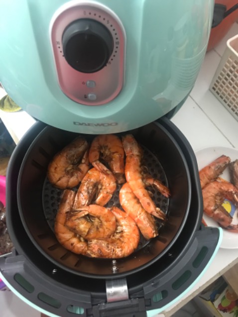 Tiki giao hàng nhanh tuyệt đối nha, order 12h đêm mới 9h sáng đã nhận được hàng rôi. Hàng chính hãng, có khuyết điểm nhỏ là tay cầm kiểu cũ, lỏng loẻ rất khó dùng, 7đ chất lượng, 10đ cho khâu vận chuyển của Tiki. Lúc mua mình quên nhìn dung tích, 2.8L nói chung cũng vừa xài nếu ở 1 mình, nấu ít.