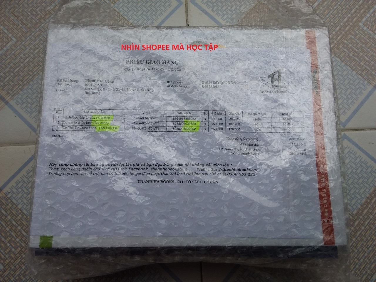 Sách mới mua nhìn thì rất đẹp, chỉ có điều giở được vài lần thì các trang rời hết ra vì sách vào keo quá kém, các tay sách không được khâu chỉ nên rất dễ rời ra. Tôi mua sách trên tiki rất nhiều nhưng đây không phải là lần đầu tiên bị như vậy. Góp ý nhiều lần rồi nhưng tình hình không được cải thiện. Đóng gói thì cẩu thả.  Dường như ý kiến của khách hàng đều bị tiki bỏ qua. Hãy xem *** đây nè.