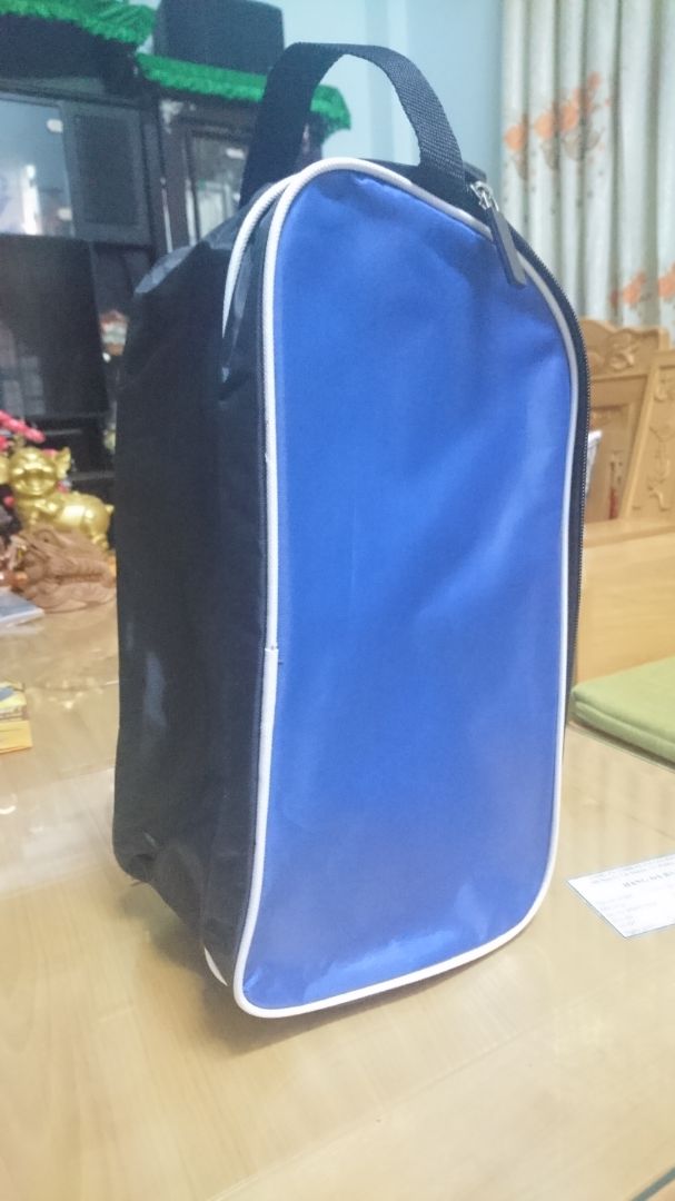 Sản phẩm có thiết kế khoẻ khoắn, gọn gàng, tay nắm dây kéo chắc chắn. Tuy nhiên, k thích kiểu mở nắp khá khó kéo, chỗ này làm dây kéo dọc thì hay hơn. Khung có dấu hiệu bị sụn theo nếp (rất ghét ở túi cũ). Dù sao thì với mức giá như trên cũng k đòi hỏi gì thêm. Sản phẩm tốt trong tầm giá, nên mua. Tiki giao hàng nhanh hơn dự kiến.