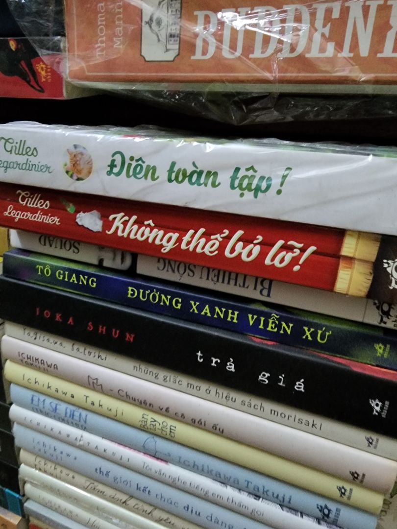 Mình mua 2 cuốn trong 2 đợt sale khác nhau. Vô tình về xếp lên kệ lại thấy cùng tác giả. Không biết có thiếu cuốn nào không ?