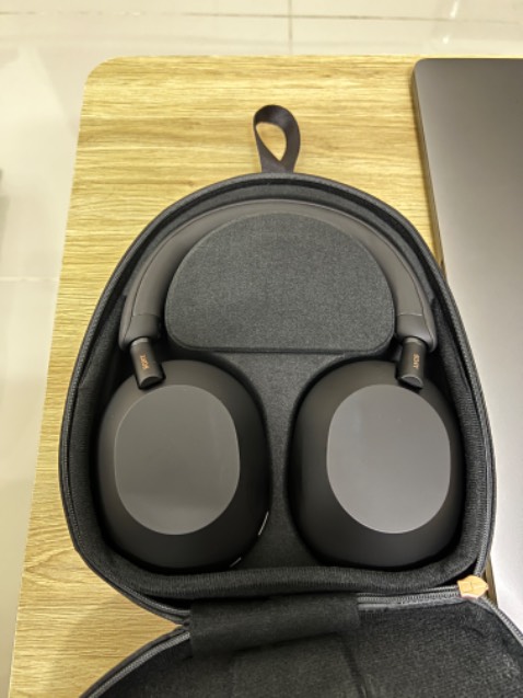 Âm thanh đa dạng với nhiều equalizer , phù hợp nhạc trẻ , EDM
Nghe nhạc trữ tình có vẻ chất âm không áp phê cho lắm 
Bạn nào thích bass nhiều thì có thể chọn em XM5 này