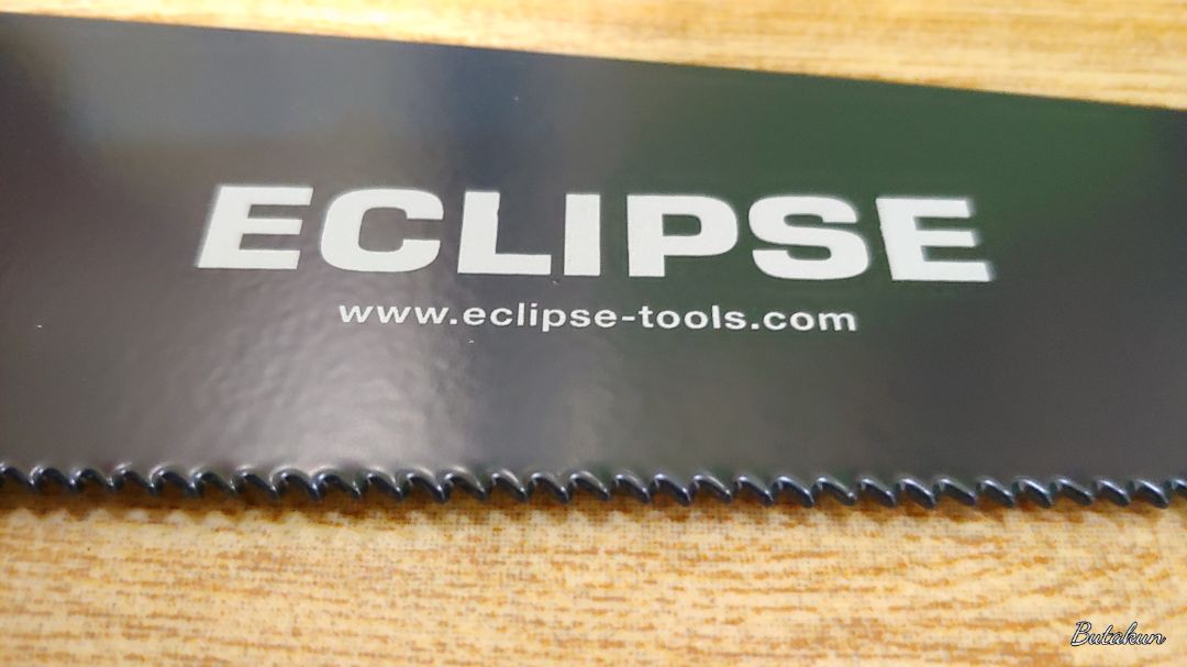 cưa tốt ván có đinh...cán cưa đúc bằng gang thì phải, cầm rất chắc tay