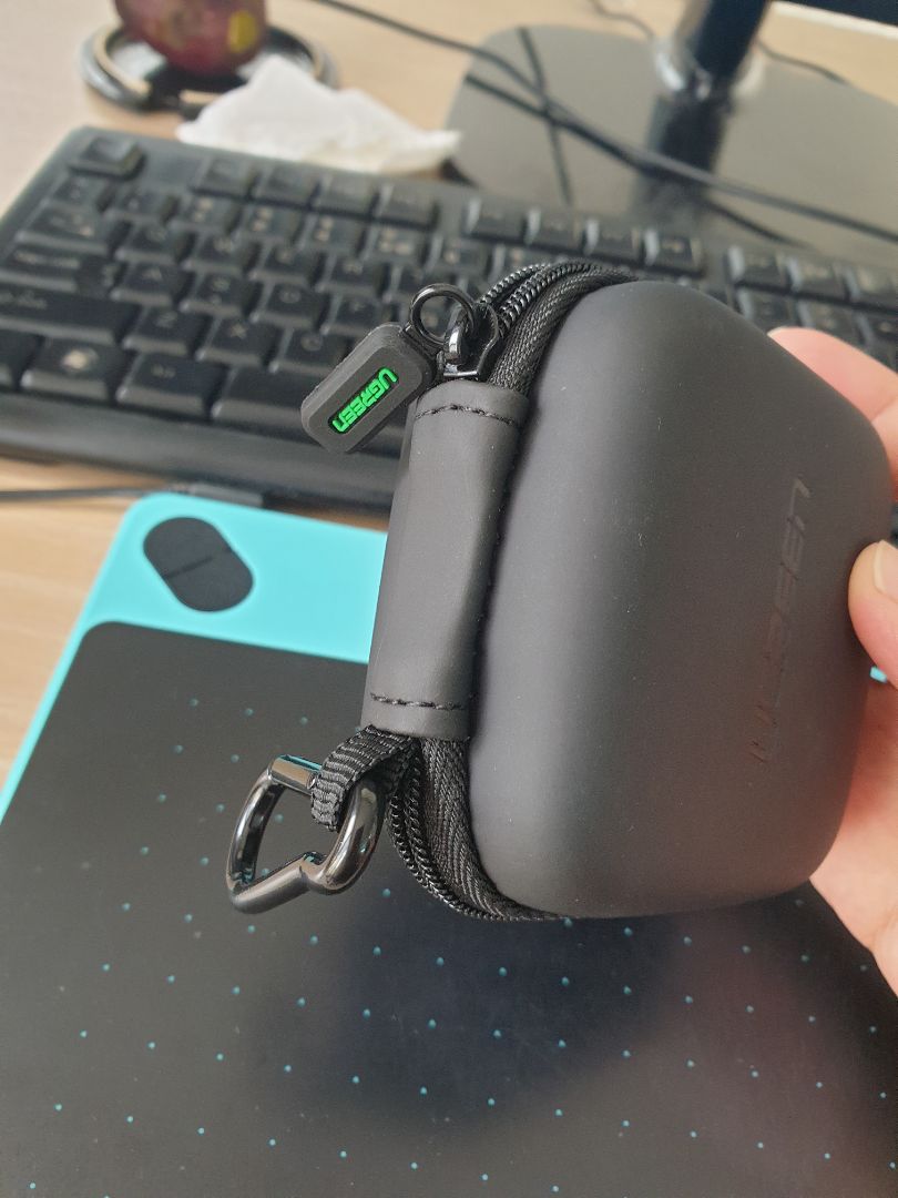 hộp đẹp tiện dụng nhưng dây kéo có vẻ ko bền lắm. cái giao cho mình dây kéo có chỗ hơi khập khiễng. kéo bị dính dính may là bên hông nên có thể dừng lại trc khi kéo hêt nên chấp nhận nhương cảm giác thấy dây kéo ko bền